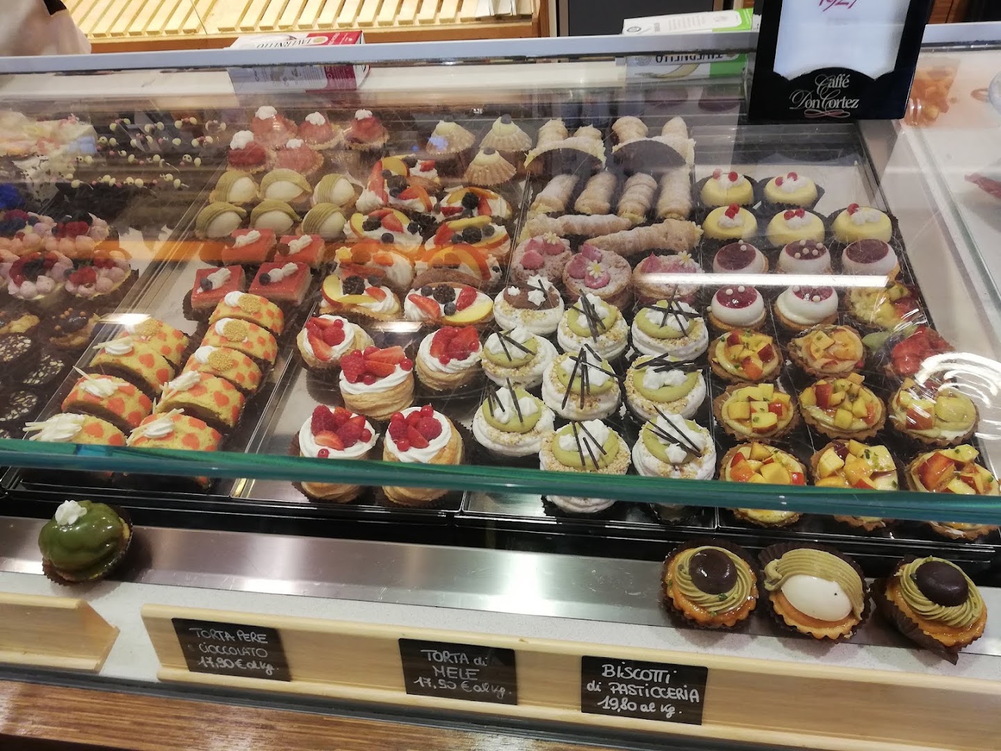 F.Lli Borzaga Bakery Pastry Pizzas Buns · Foto 3